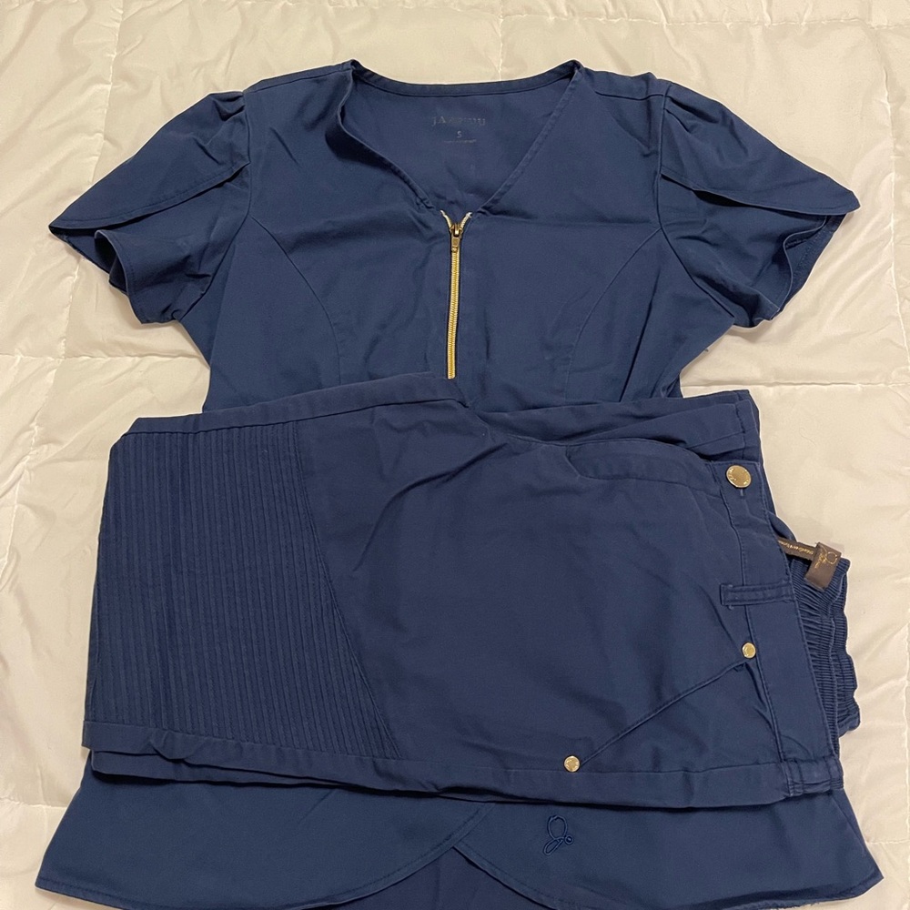 Jaanuu navy scrub top and bottom
